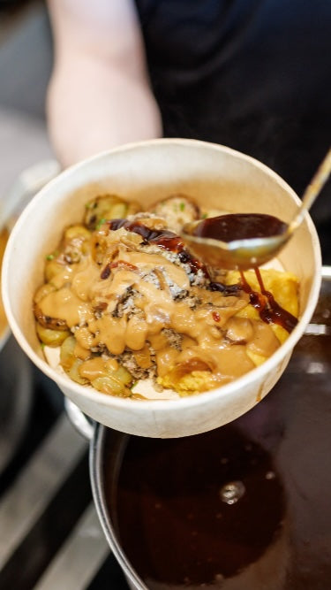 Soße wird über haggis gegossen